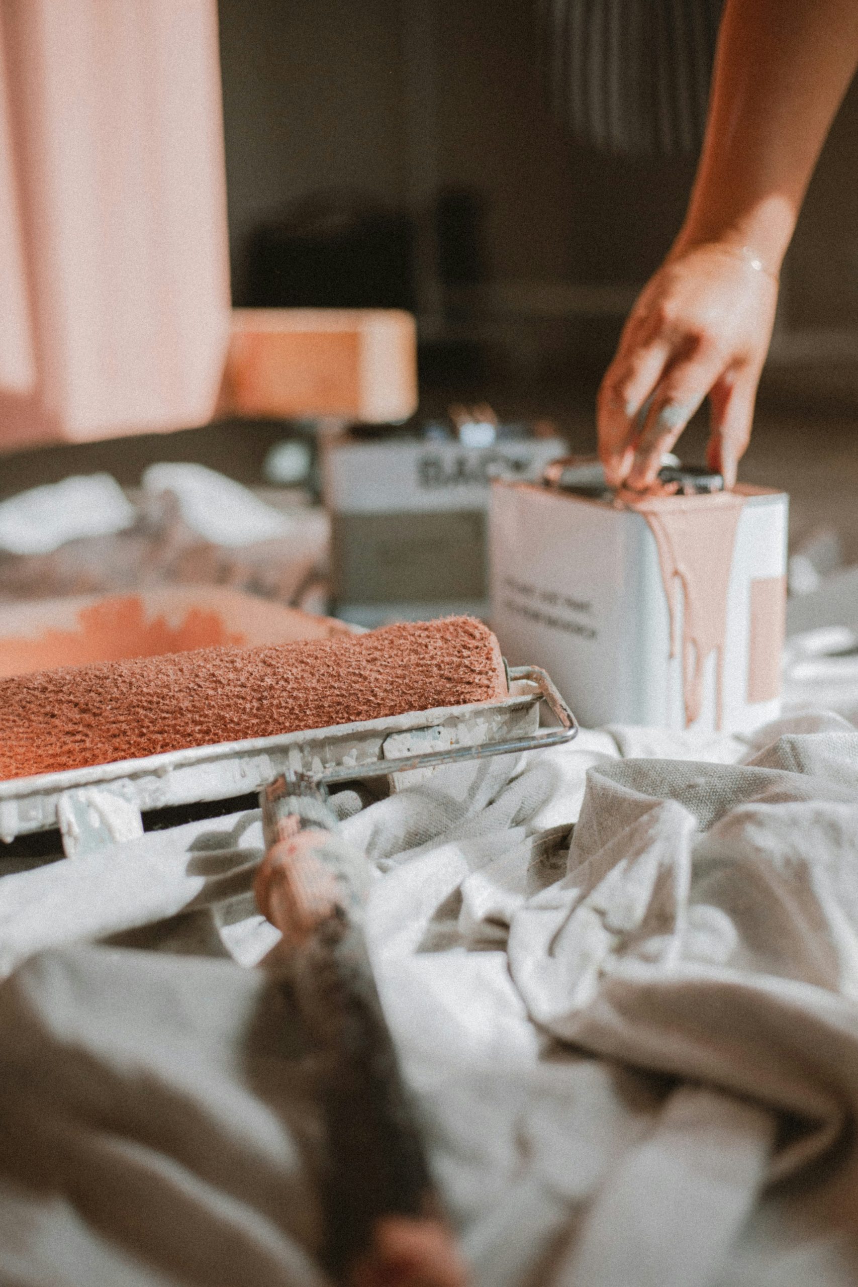 rouleau et pot de peinture rose