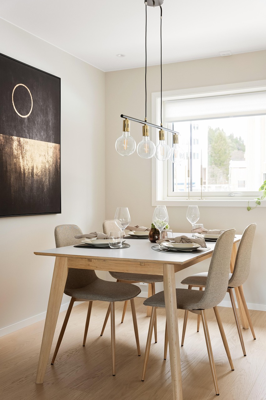 table de séjour avec 4 chaises, déco simple, epurée