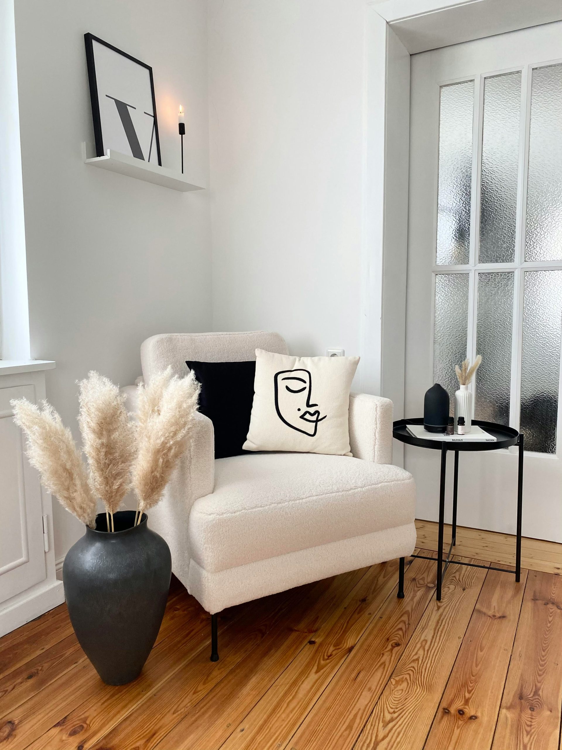 commode blanche et grand miroir rond en bout de lit