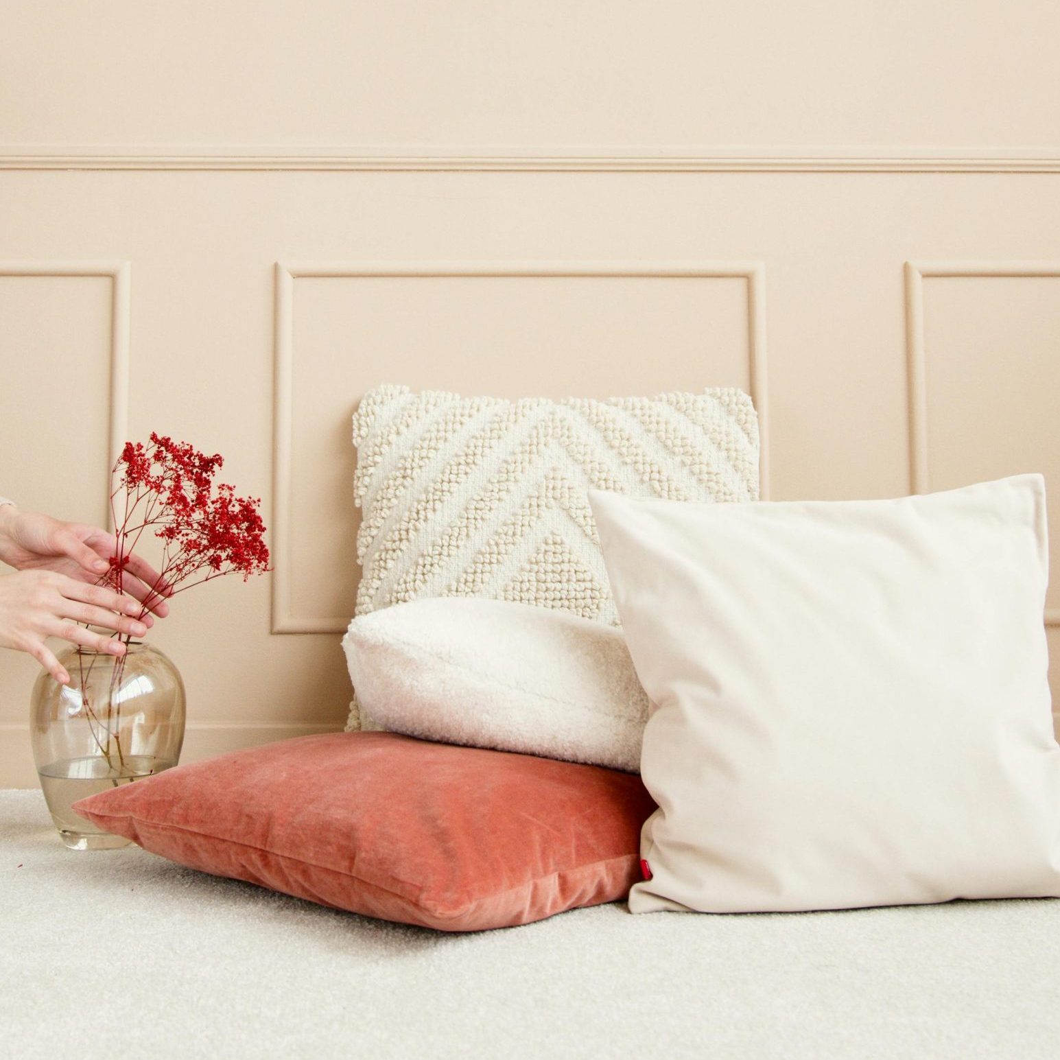 empilement de coussins ecru et rouge