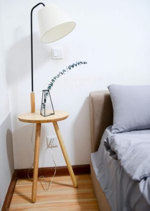 lit avec chevet et lampe